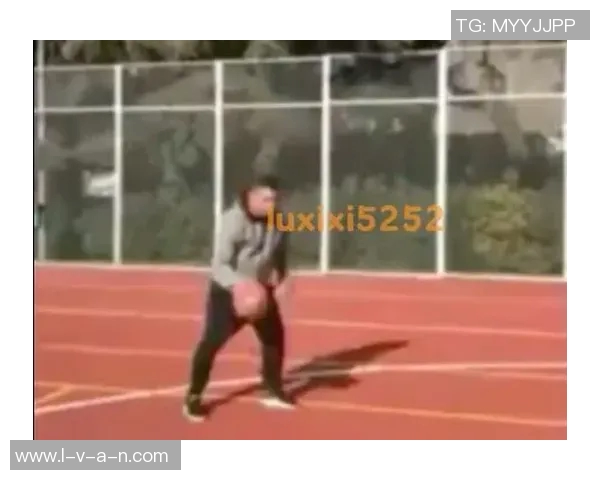 外国球迷模仿NBA巨星技巧踢足球展现超凡运动天赋与创意 外国球迷模仿NBA巨星技巧踢足球展现超凡运动天赋与创意