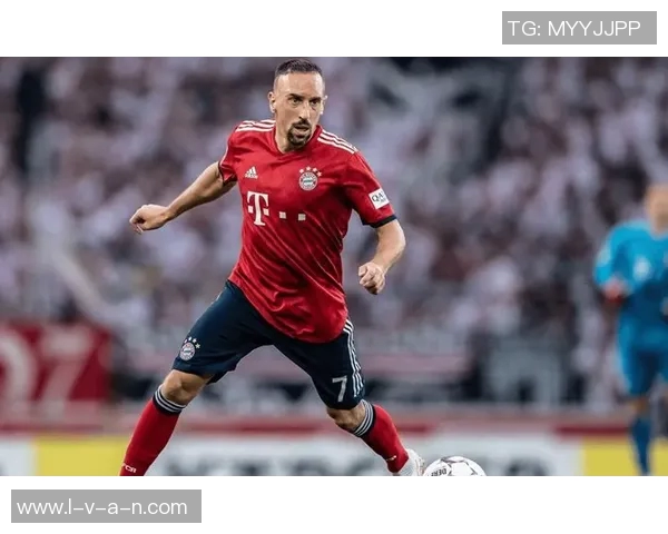 足球球星日常生活瞬间合影展现亲切一面，镜头背后的真实与温暖