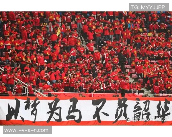 为你加油 我们一直在你身后 共同见证足球传奇的诞生 为你加油 我们一直在你身后 共同见证足球传奇的诞生