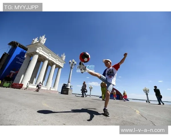 小男孩与足球巨星亲密握手瞬间展现梦想与激情的力量