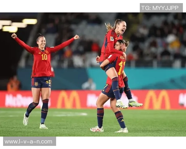 西班牙女足球星埃尔莫索：领跑欧洲赛场的璀璨之星与未来之光