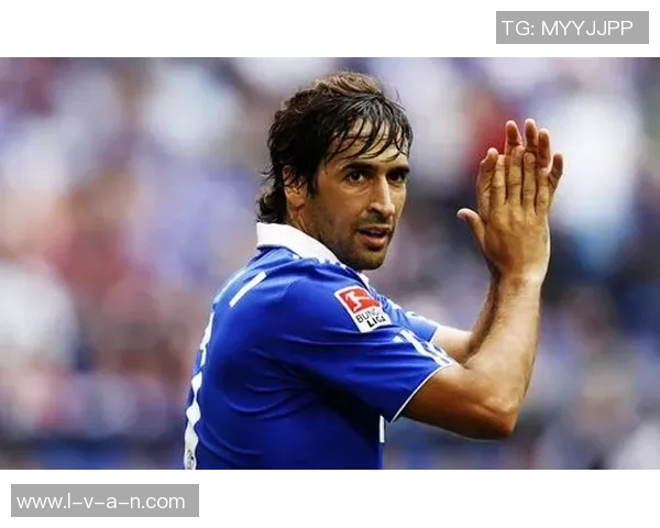 沙滩足球球星风采展示:从海滩到赛场的精彩瞬间与传奇故事 沙滩足球球星风采展示:从海滩到赛场的精彩瞬间与传奇故事